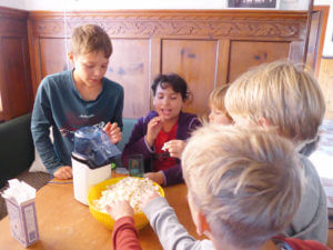 Die Kuh ist nicht lila, außer wir malen sie gemeinsam an!