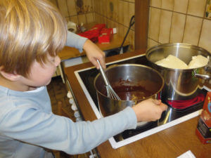 Die Kuh ist nicht lila, außer wir malen sie gemeinsam an!