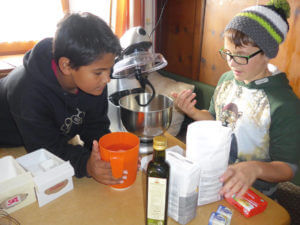 Die Kuh ist nicht lila, außer wir malen sie gemeinsam an!