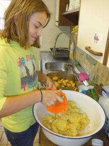 Die Kuh ist nicht lila, außer wir malen sie gemeinsam an!